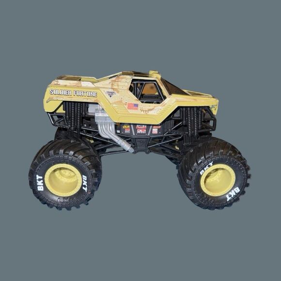 Hot Wheels Monster Jam 1:24 Truck 2017 SOLDIER FORTUNE Target Exclusive - Picture 4 of 9